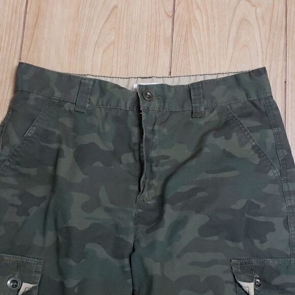 LEVI'S CARGO CAMO SHORTS SIZE 18 - Picture 2 of 10